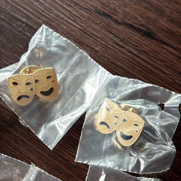 Set of five Burberry pins London, London Bus - Picture 4 of 6